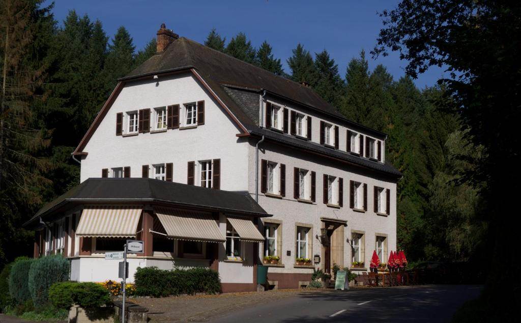 Hostellerie de la Vallée — historic country house in Heffingen, Luxembourg